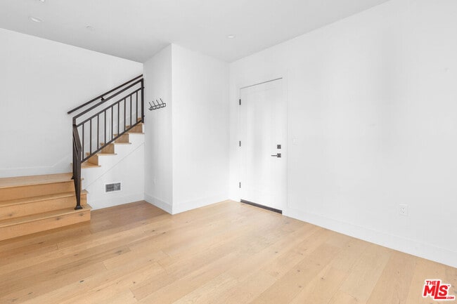 Building Photo - 736 Parkman Ave