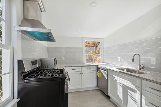 Building Photo - 89 Alexander St