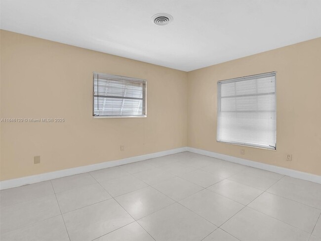 Foto del edificio - 3917 E Lake Rd