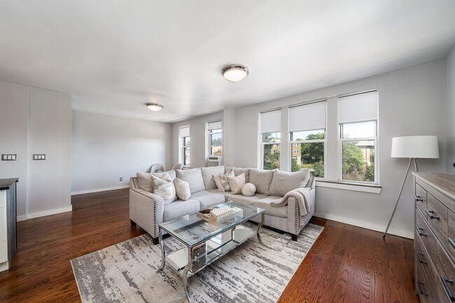 Foto del edificio - 3315 Pleasant Ave
