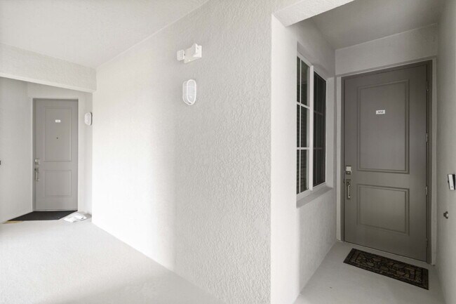Foto del edificio - "Fully Furnished 2-Bed, 2-Bath Condo in Wellen Golf!"