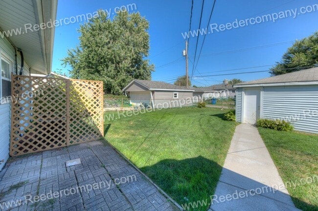 Building Photo - 3 Bedroom / 1 Bathroom Home