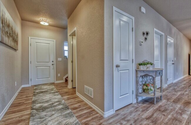 Foto del edificio - 7967 Martinwood Pl