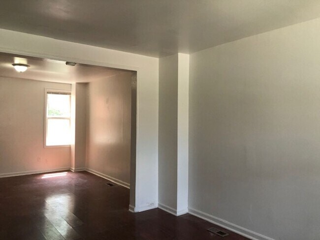 Foto del edificio - 3 Bedroom 1 bathroom in Baltimore City