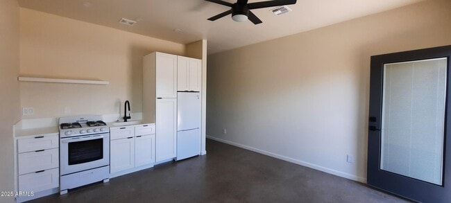 Building Photo - 1420 E Almeria Rd