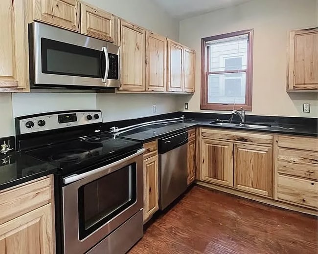 Building Photo - 962 6th St E