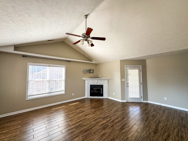 Foto del edificio - Lovely 3 Bed 2 Bath Home with Bonus Room