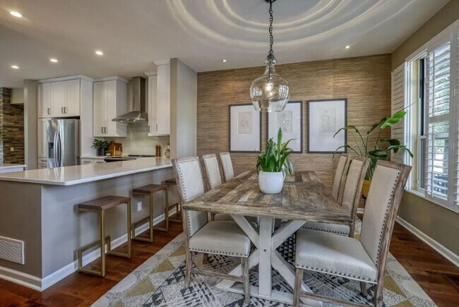 Foto del edificio - Rare NE Minneapolis Townhome with 2 Stall Garage + Soaking Tub