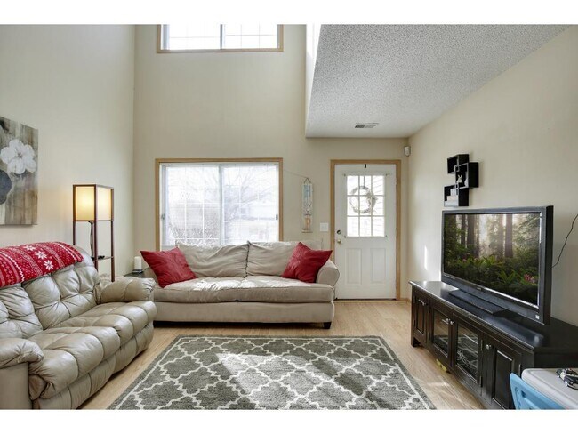 Building Photo - Great location *2Bed*1.5Bath End Unit Town...
