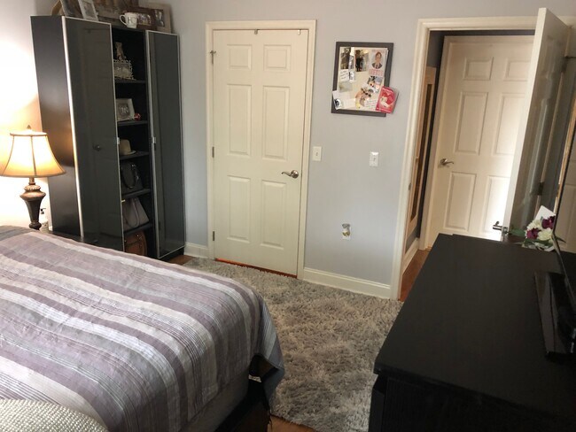 Building Photo - 300 W Elm St