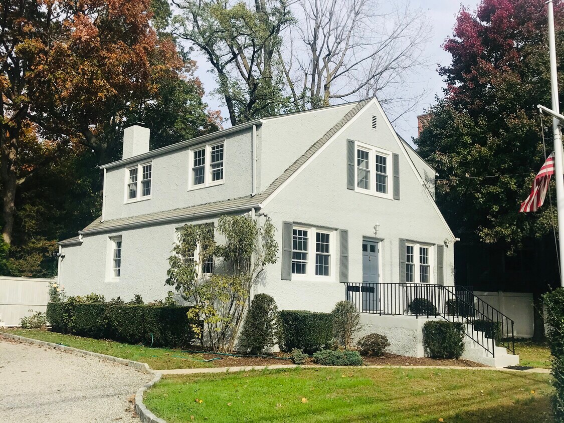 Front of the house from sidewalk - 511 Midland Ave