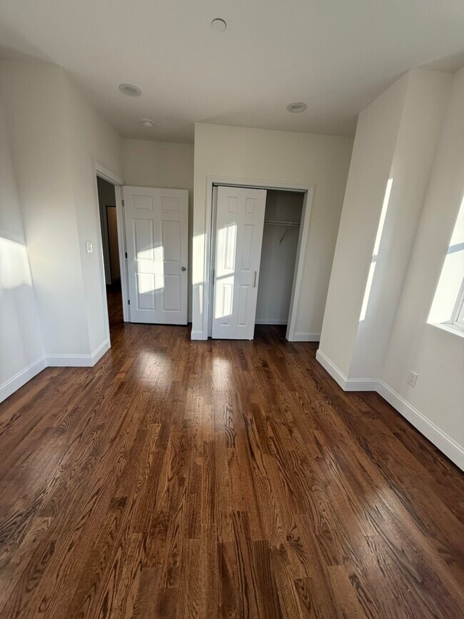 Building Photo - 272 Broadway