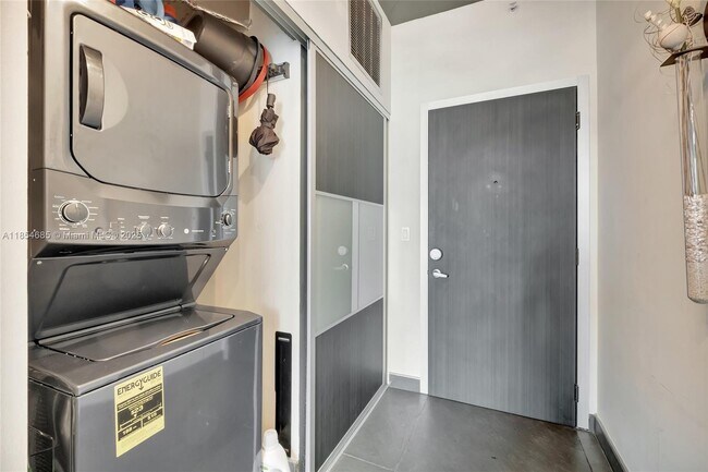 Foto del edificio - 690 SW 1st Ct