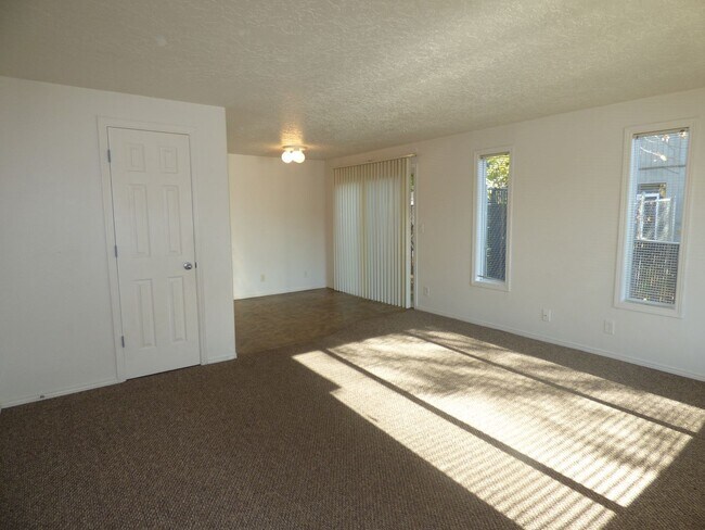 Building Photo - 4811-4813-4813 Cougar Ct SE