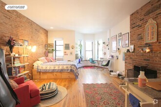 Building Photo - 146 W 70th St