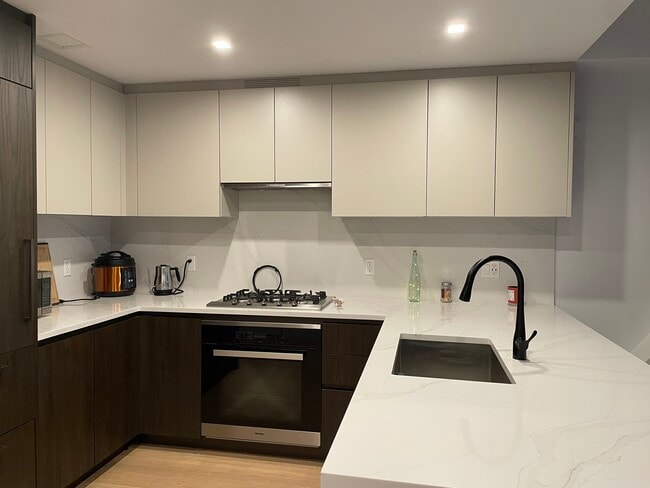 Building Photo - 11 Hancock Pl