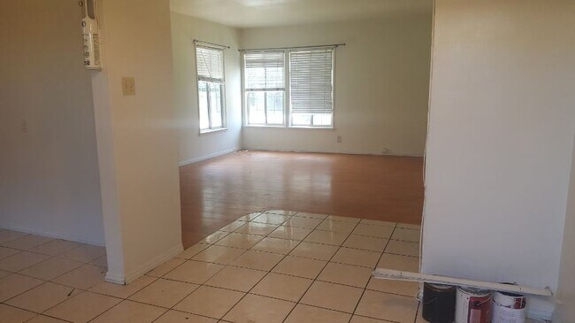 Building Photo - 1312 Anaheim St