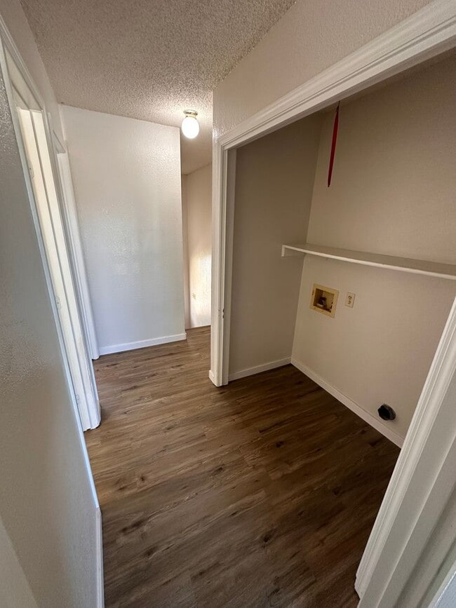 Building Photo - $895 - 2 bed 1.5 bath beautiful bi-level a...