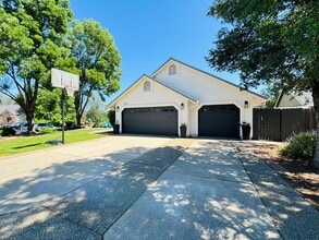 Building Photo - 555 Reddington Dr