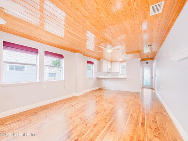 Foto del edificio - 6472 Putnam St