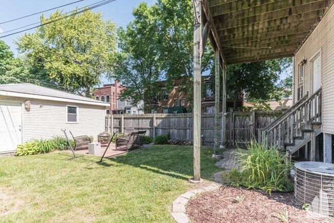 Building Photo - 2 bedroom in Chicago IL 60657