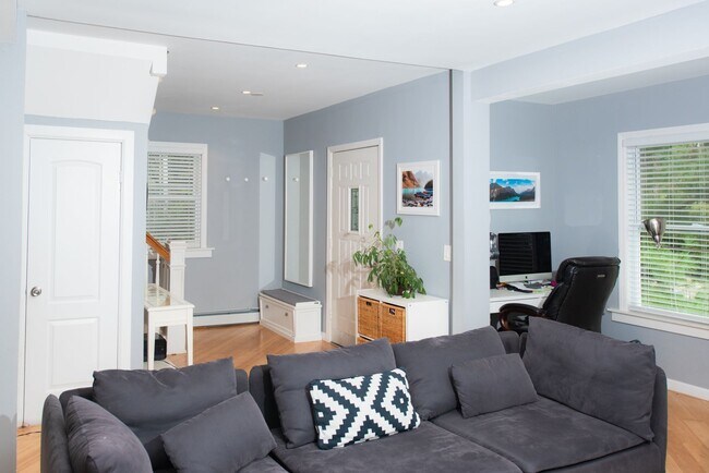 Foto del edificio - Beautiful 4BD Dutch Colonial Home in Harts...