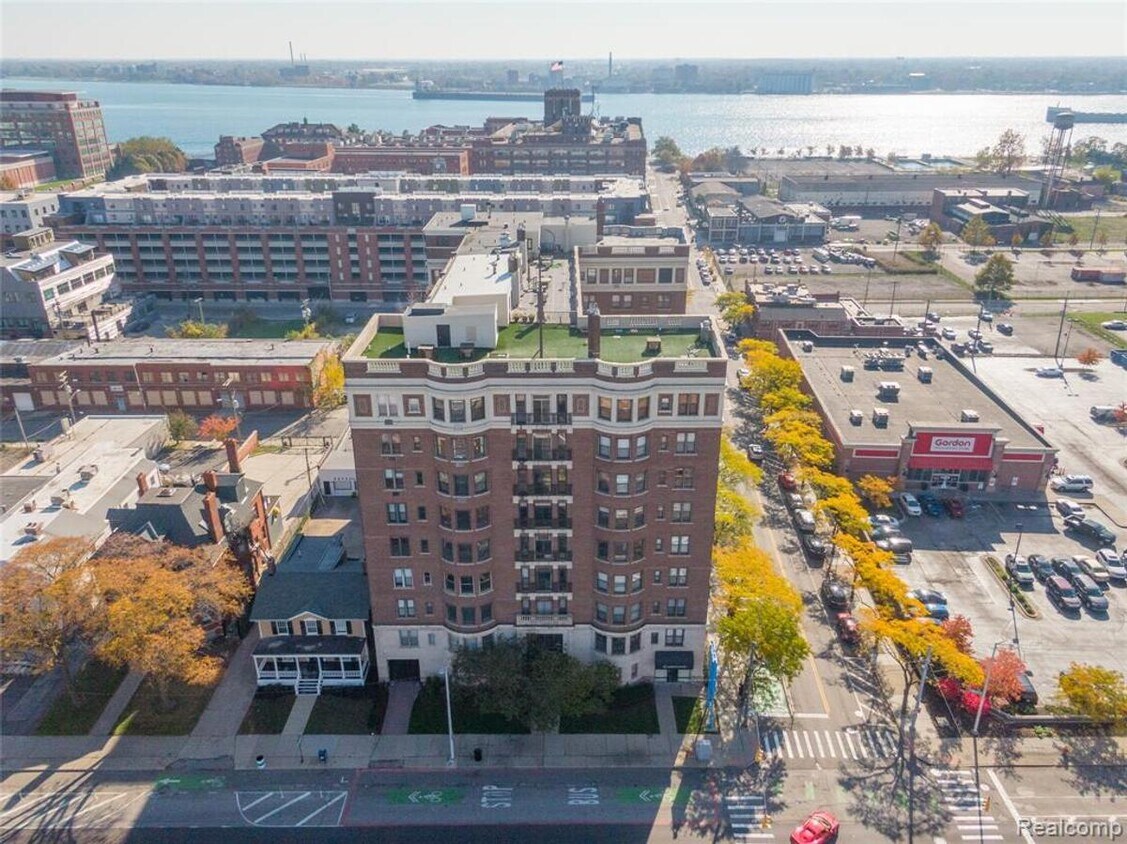 City view - 2900 E Jefferson Ave