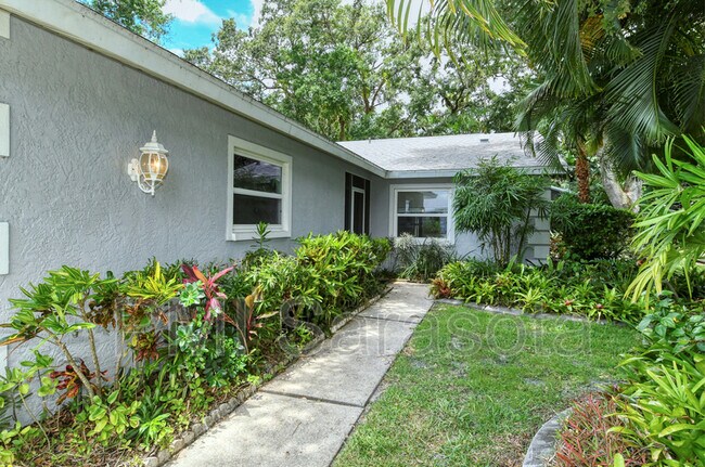 Building Photo - 5888 Bonaventure Pl