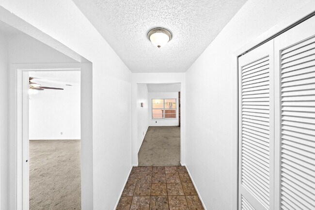 Foto del edificio - MINUTES FROM LACKLAND, MILES FROM BORING