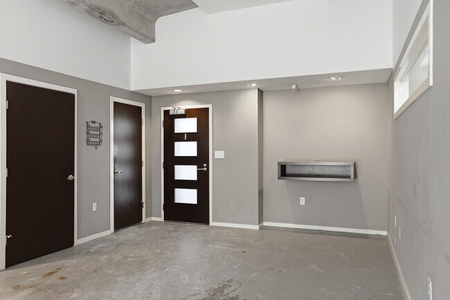 Foto del edificio - 112 E Clay St