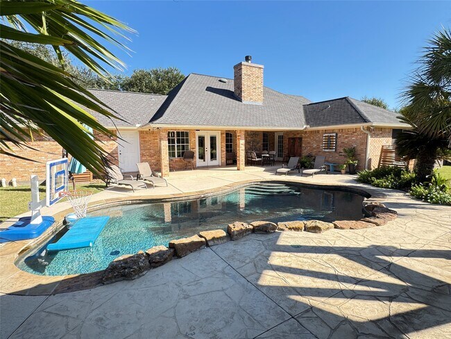 Foto del edificio - 16003 Escher Rd