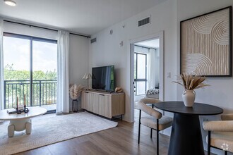 A1 1BR, 1BA - 670SF - Dining Area - Aventura Quattro