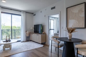 A1 1BR, 1BA - 670SF - Dining Area - Aventura Quattro