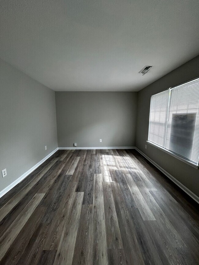 Foto del edificio - Charming 2 Bed, 1 Bath, 1 Car Garage, Cove...