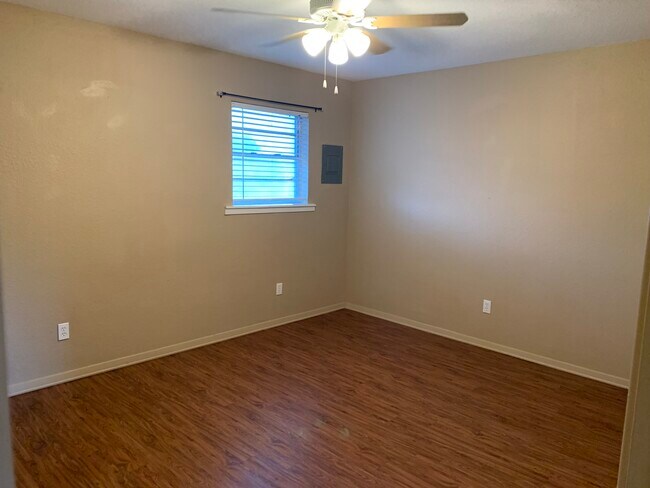 Building Photo - 1700 Scurry St