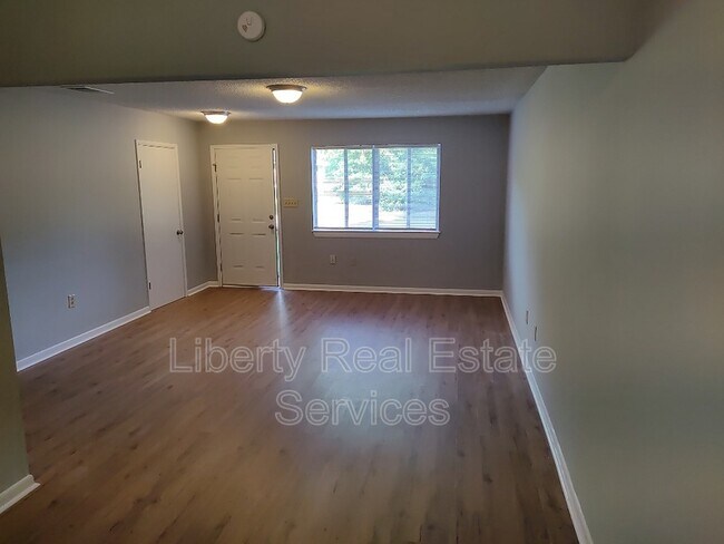 Building Photo - 304 Simpson St
