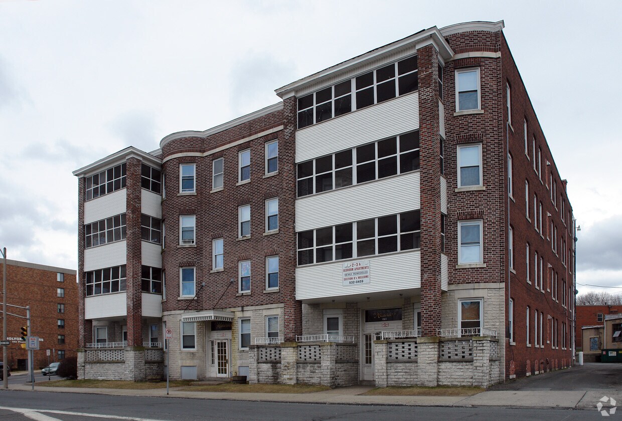 Building Photo - 567 Pleasant St