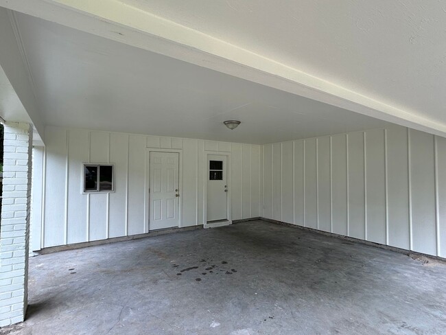 Building Photo - 810 Louis Wilson Dr