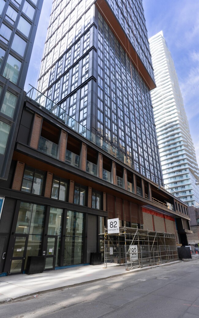Building Photo - 82-882 Dalhousie St
