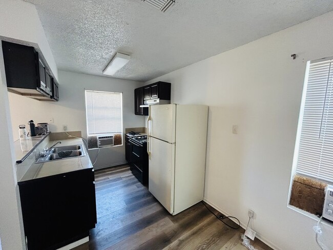 Building Photo - Remodeled 2/1 duplex with central air and ...