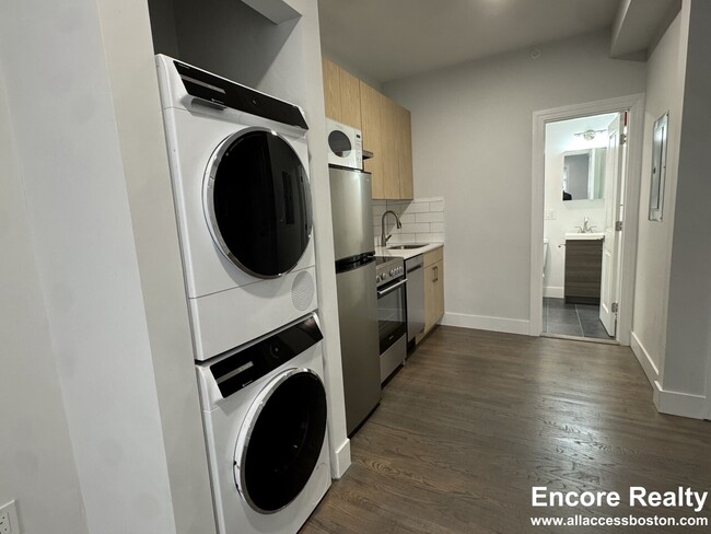 Building Photo - 274 Newbury St