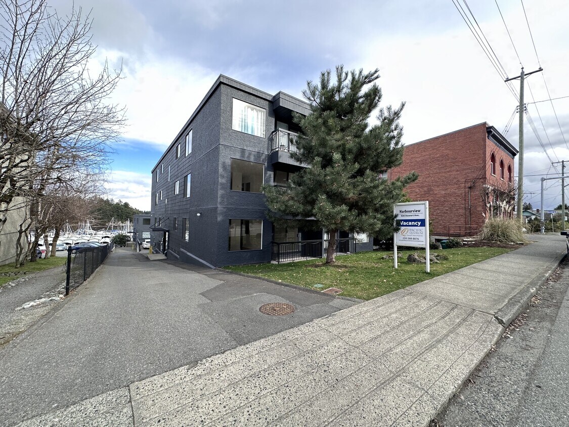Building Photo - 430 Stewart Ave