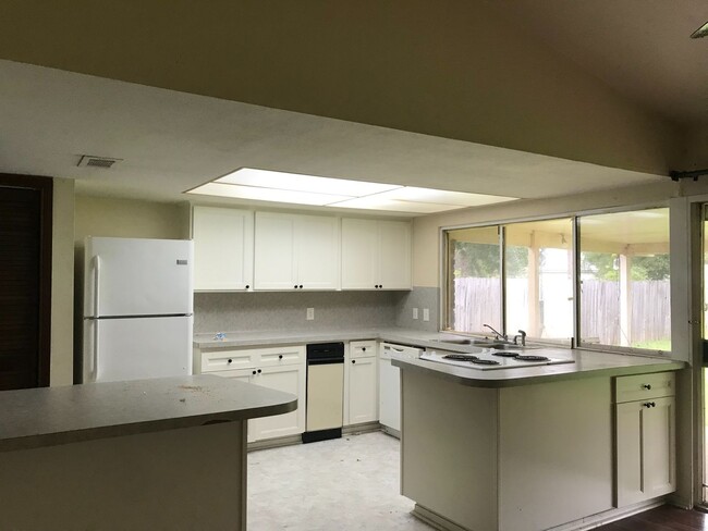 Building Photo - 11101 Parkside Dr