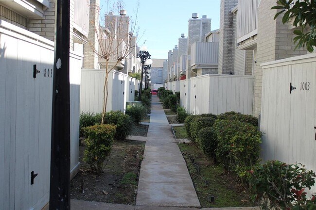 Foto del edificio - 3800 Tanglewilde St