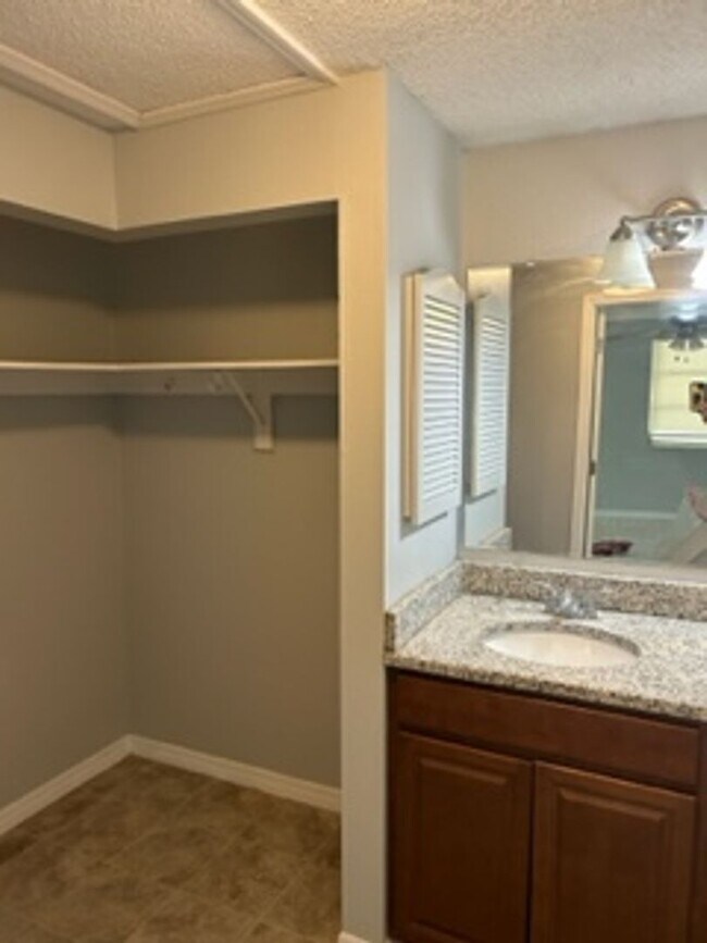 Building Photo - Large  3 bedroom, 2 bath pool home.