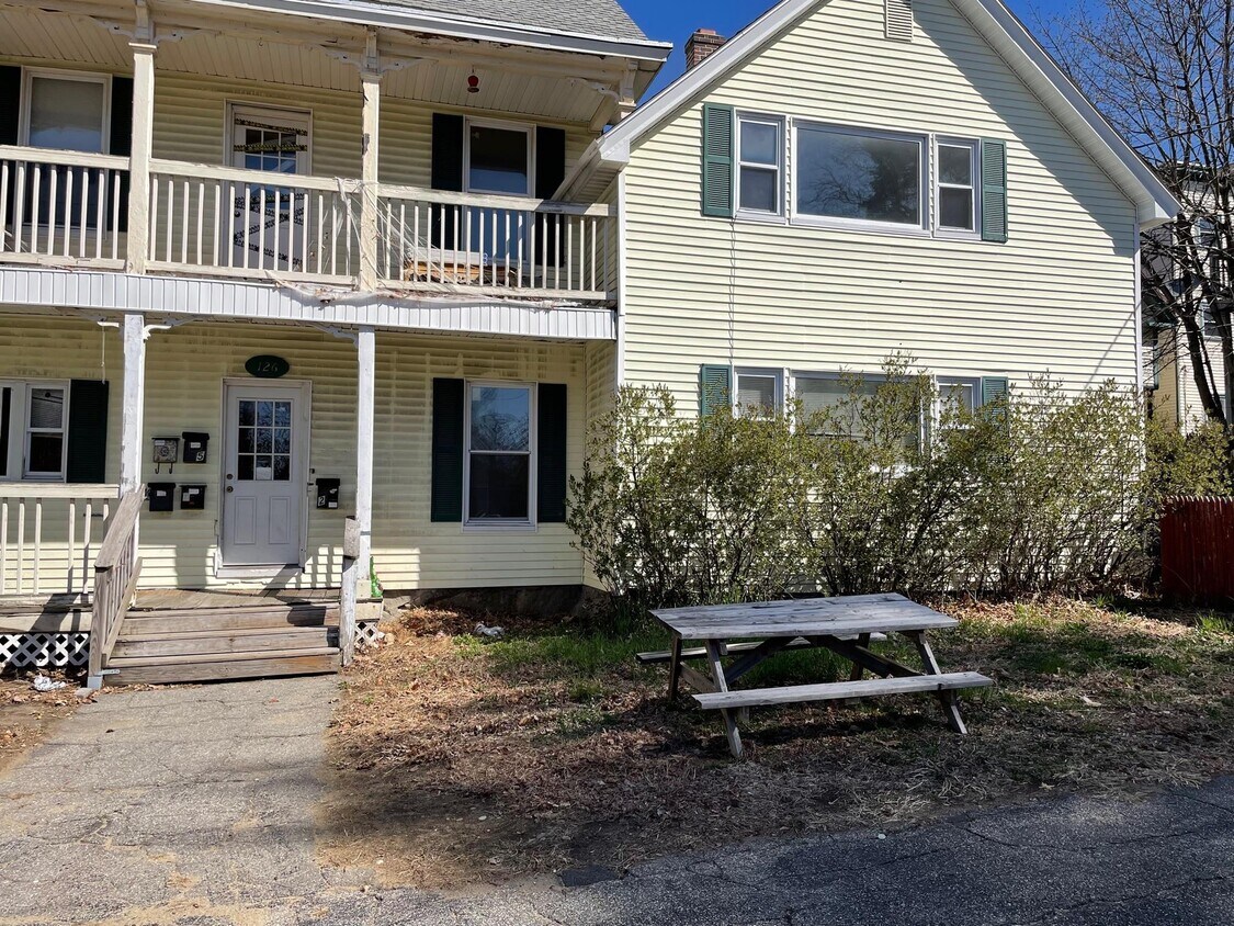 191 Walnut St Unit 2, Manchester, NH 03104 Room for Rent in
