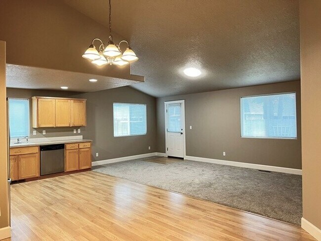 Foto del edificio - 3Bd/2Ba Single Story House - Available to View!