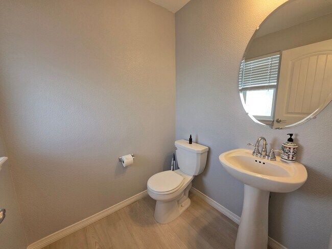 Foto del edificio - Gorgeous 4 Bed 3 bath Home In Lorson Ranch!!