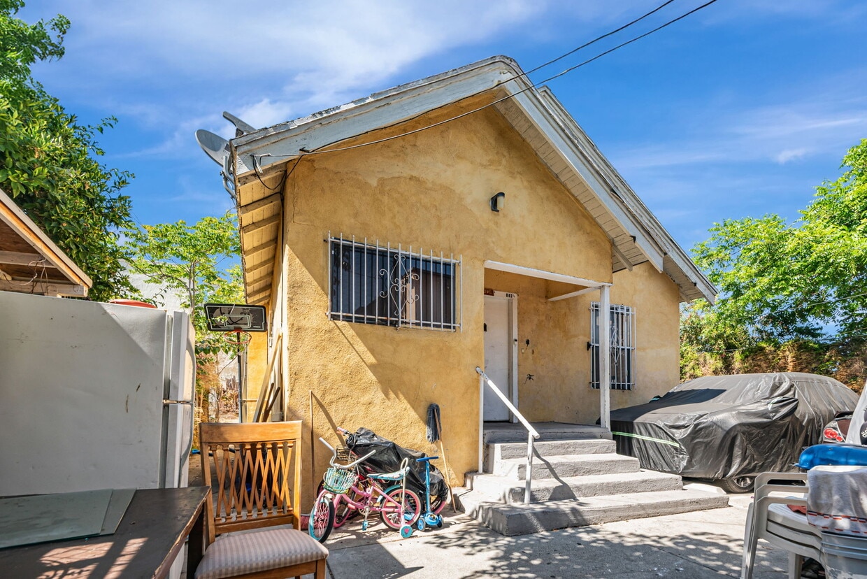Primary Photo - 849 W 43rd St