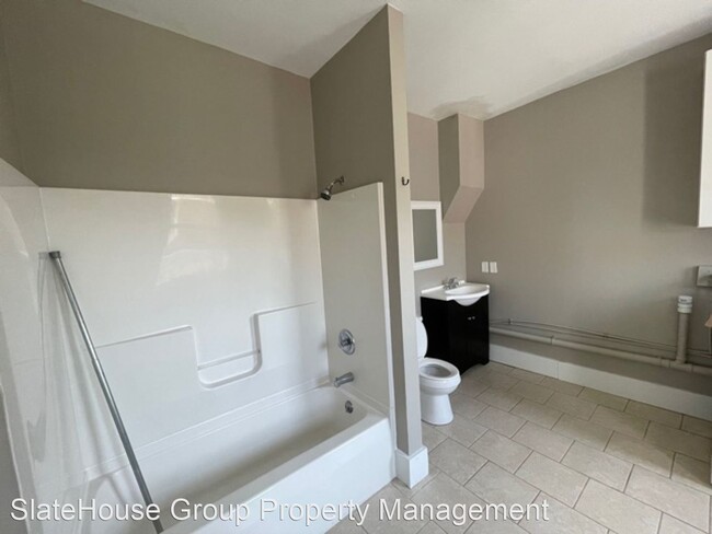 Building Photo - 3 br, 2.5 bath House - 205 W Main St